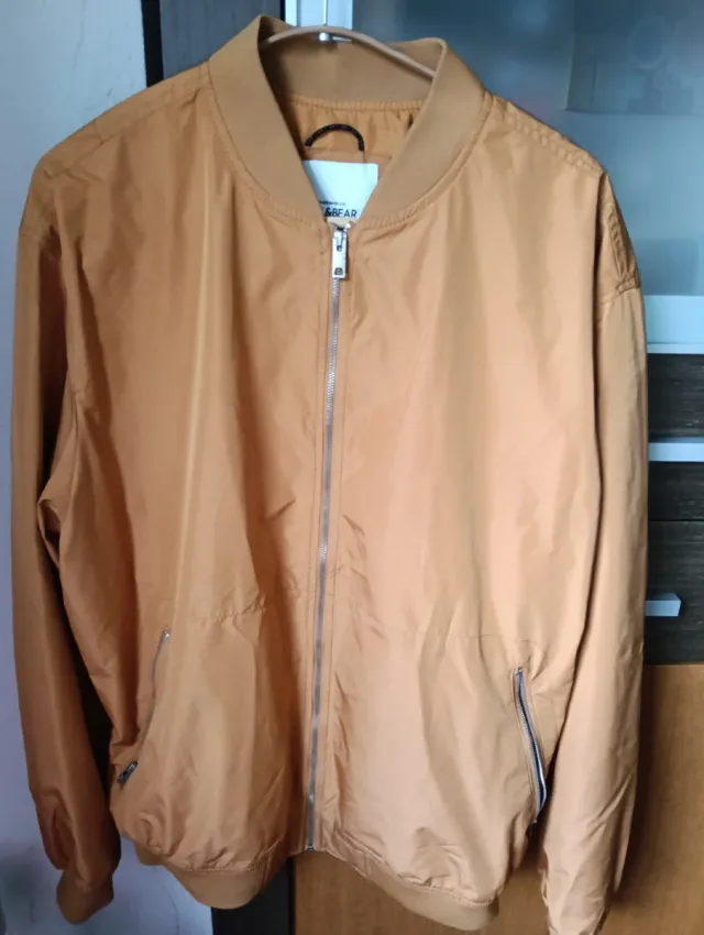 Chaqueta bomber Pull&Bear mostaza hombre.