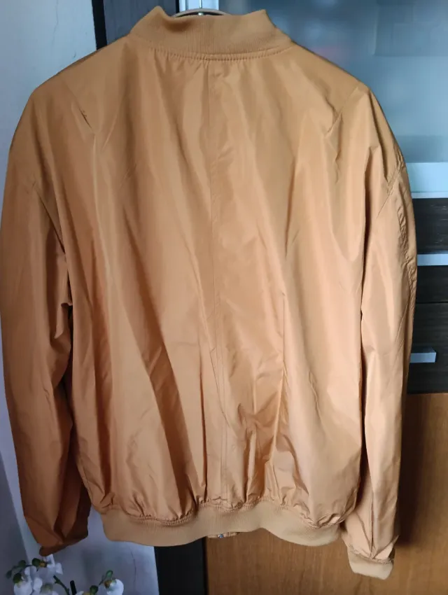 Chaqueta bomber Pull&Bear mostaza hombre.