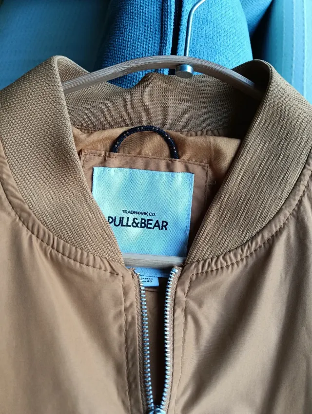 Chaqueta bomber Pull&Bear mostaza hombre.