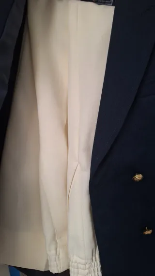 Traje de comunión azul con detalles dorados