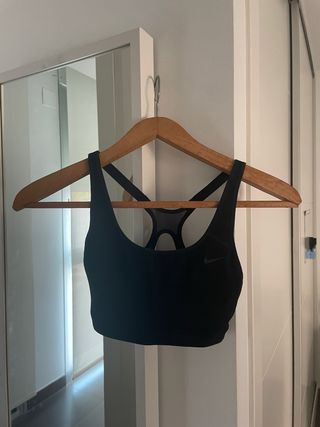 Top deportivo Nike negro mujer