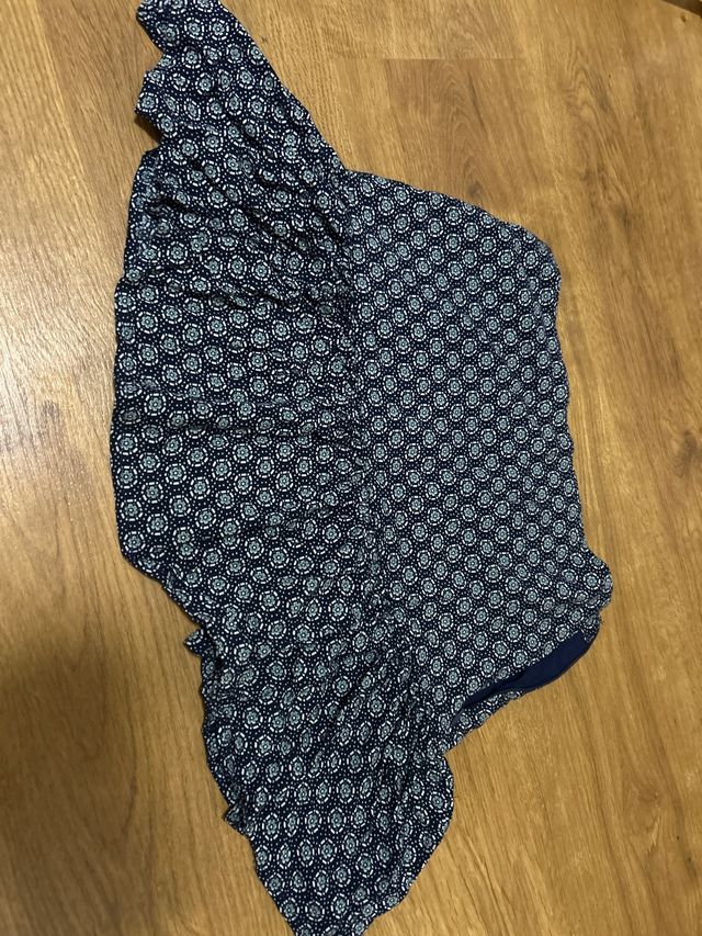 Falda azul con estampado de círculos