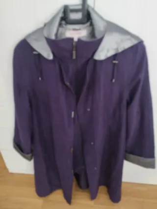 Chaqueta morada y gris metalizado. Tipo gabardina