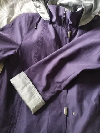 Chaqueta morada y gris metalizado. Tipo gabardina