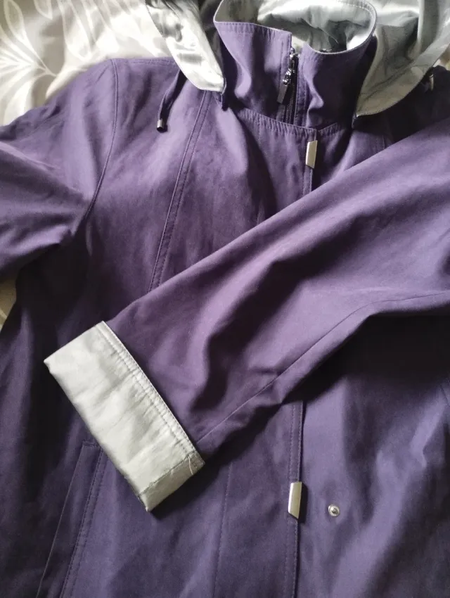 Chaqueta morada y gris metalizado. Tipo gabardina