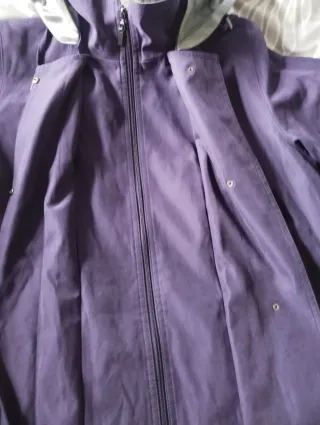 Chaqueta morada y gris metalizado. Tipo gabardina