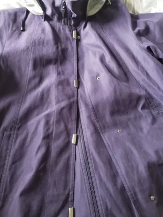 Chaqueta morada y gris metalizado. Tipo gabardina