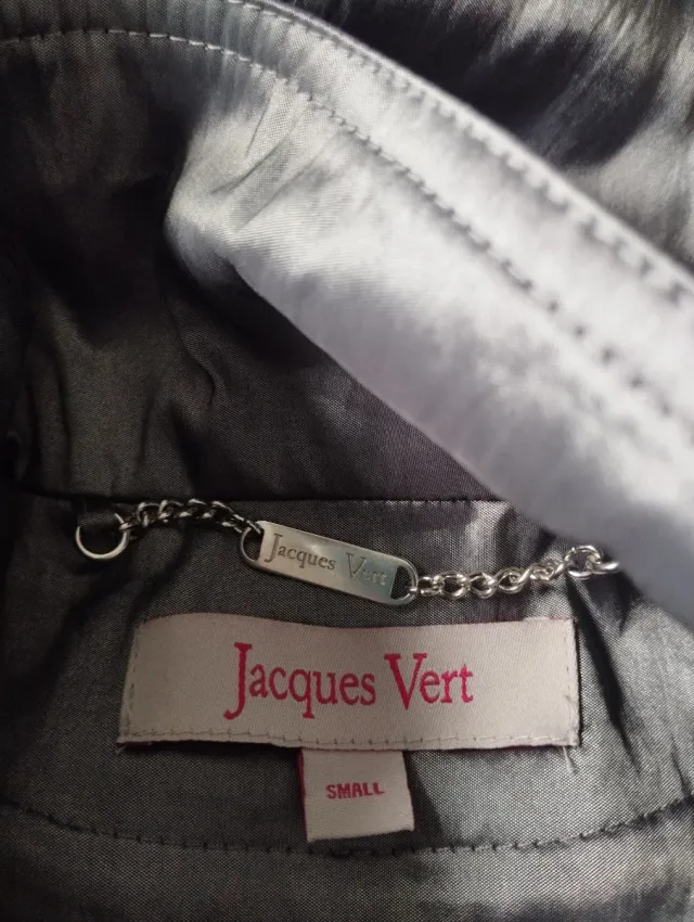 Chaqueta morada y gris metalizado. Tipo gabardina