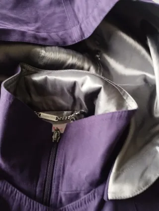Chaqueta morada y gris metalizado. Tipo gabardina