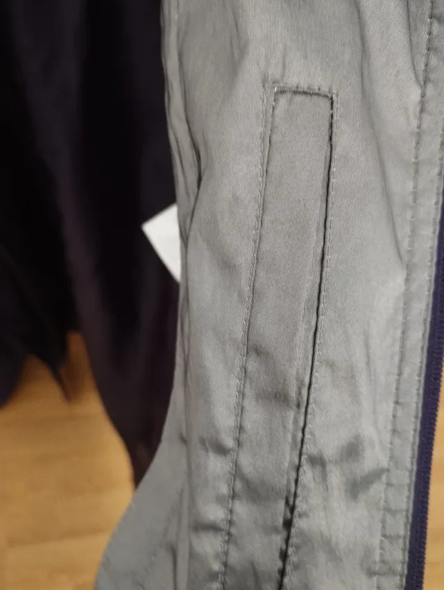 Chaqueta morada y gris metalizado. Tipo gabardina