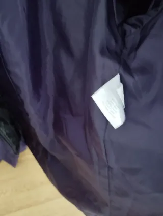 Chaqueta morada y gris metalizado. Tipo gabardina