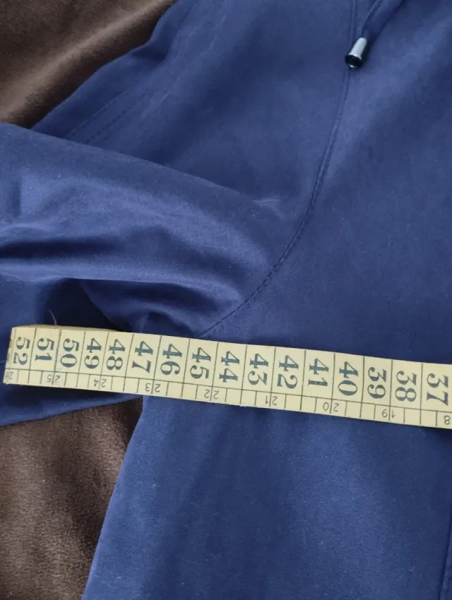 Chaqueta morada y gris metalizado. Tipo gabardina