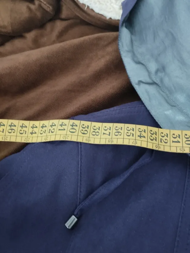 Chaqueta morada y gris metalizado. Tipo gabardina