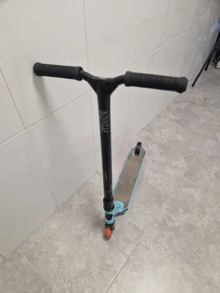 Patinete freestyle azul y negro