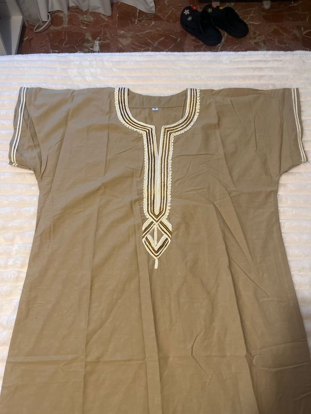 Chilaba manga corta beige y oro