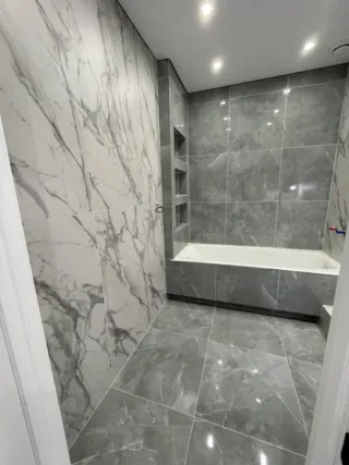 Baño completo con bañera y ducha