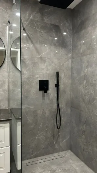 Baño completo con bañera y ducha