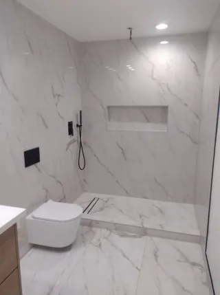 Baño completo con bañera y ducha