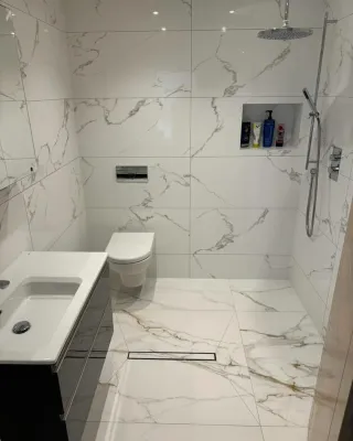 Baño completo con bañera y ducha