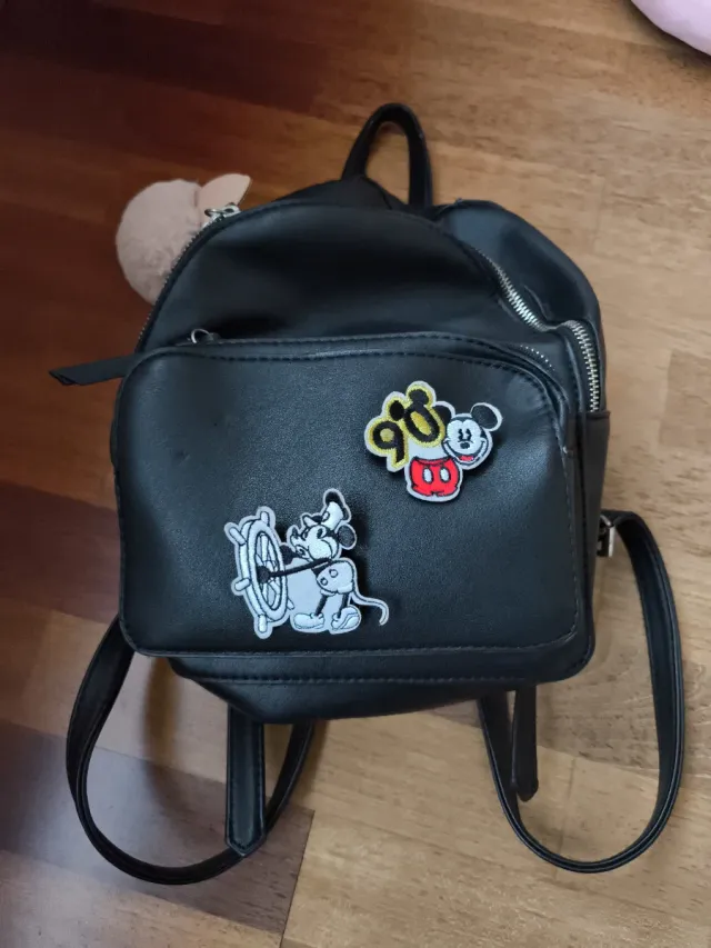 Mochila negra con parches de Mickey Mouse