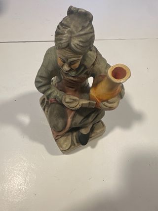 Mujer pintando jarrón, Figura artesana cerámica