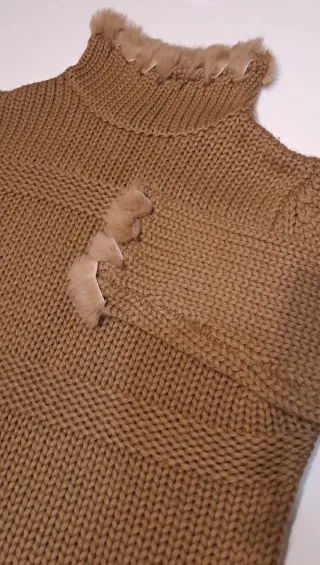 Maglione marrone con pelliccia