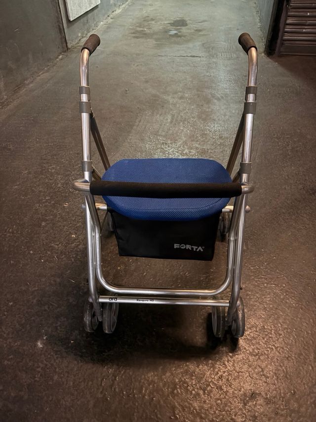 Andador con asiento y cesta