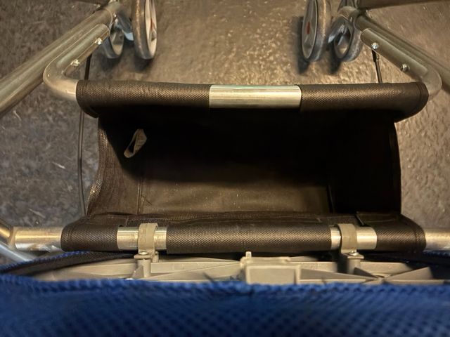 Andador con asiento y cesta