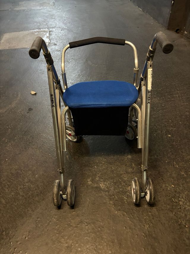 Andador con asiento y cesta