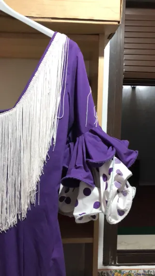 Traje de flamenca morado y blanco hecho a mano.