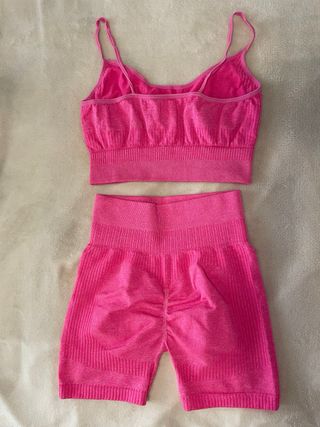 Conjunto deportivo rosa, talla S.