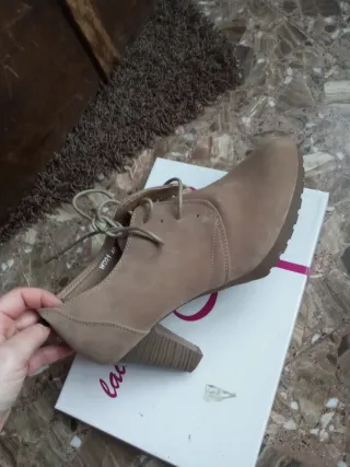 Zapatos tacón beige sin estrenar T40