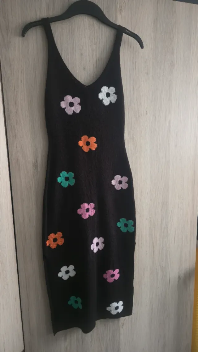 Vestido negro con flores multicolor