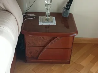 Cómoda con 2 mesitas y cabecero espejo opcional.