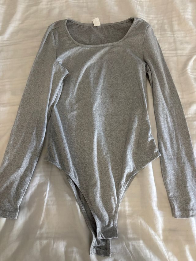 Body escotado gris manga larga