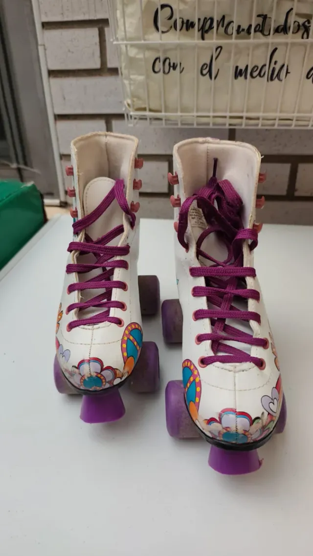 Patines blancos con diseño floral