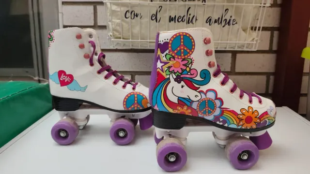 Patines blancos con diseño floral
