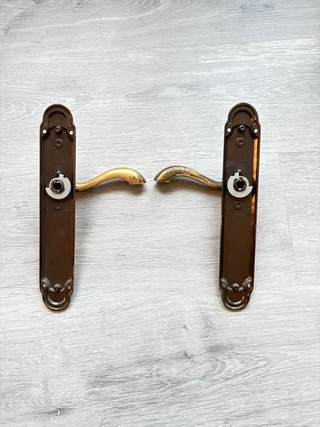 Manillas de puerta doradas