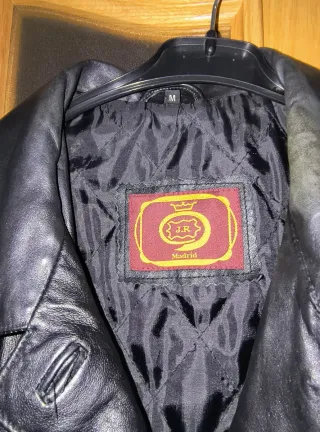 Chaqueta de piel negra