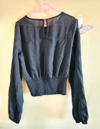 Conjunto dos piezas: pantalón beige y top negro