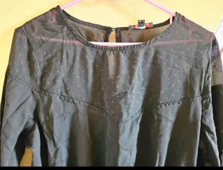 Conjunto dos piezas: pantalón beige y top negro