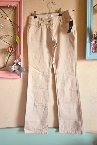 Conjunto dos piezas: pantalón beige y top negro
