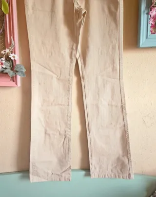 Conjunto dos piezas: pantalón beige y top negro