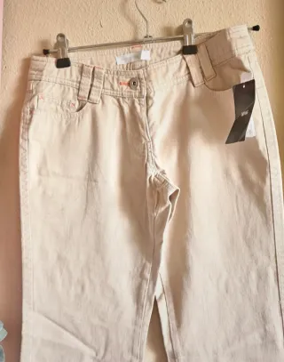 Conjunto dos piezas: pantalón beige y top negro