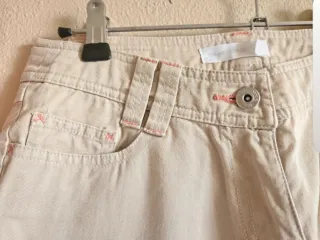 Conjunto dos piezas: pantalón beige y top negro