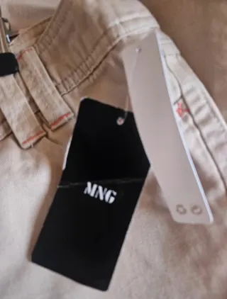 Conjunto dos piezas: pantalón beige y top negro