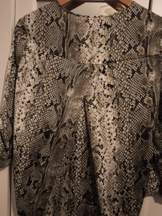 Blusa Stradivarius Estampado Serpiente Talla S