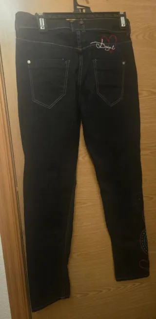 Pantalón vaquero Desigual con bordados