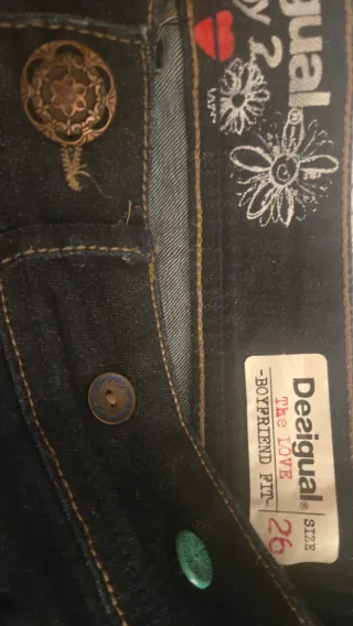 Pantalón vaquero Desigual con bordados