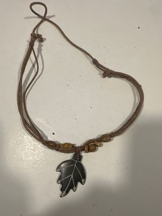 Collar con colgante de hoja
